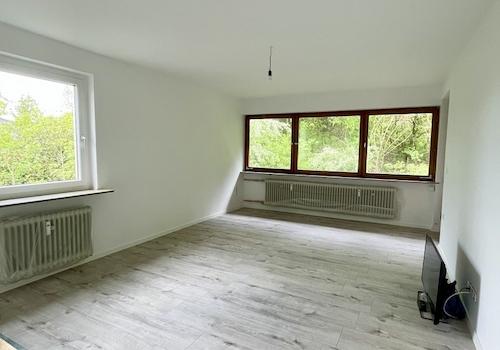 Wohnzimmer mit Blick ins Grüne