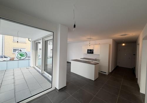 Wohnküche mit Blick auf Balkon