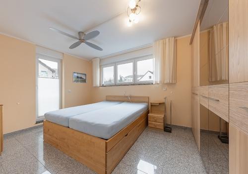 Schlafzimmer mit Zugang zur Terrasse