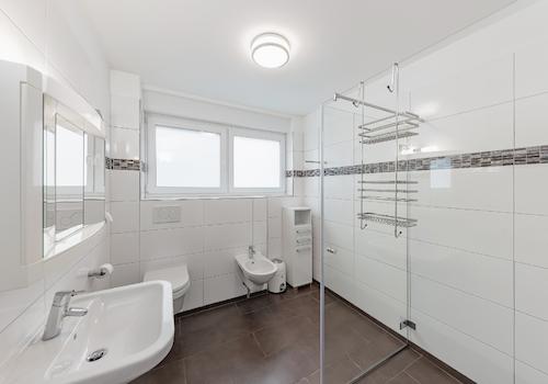 großes Badezimmer mit Dusche