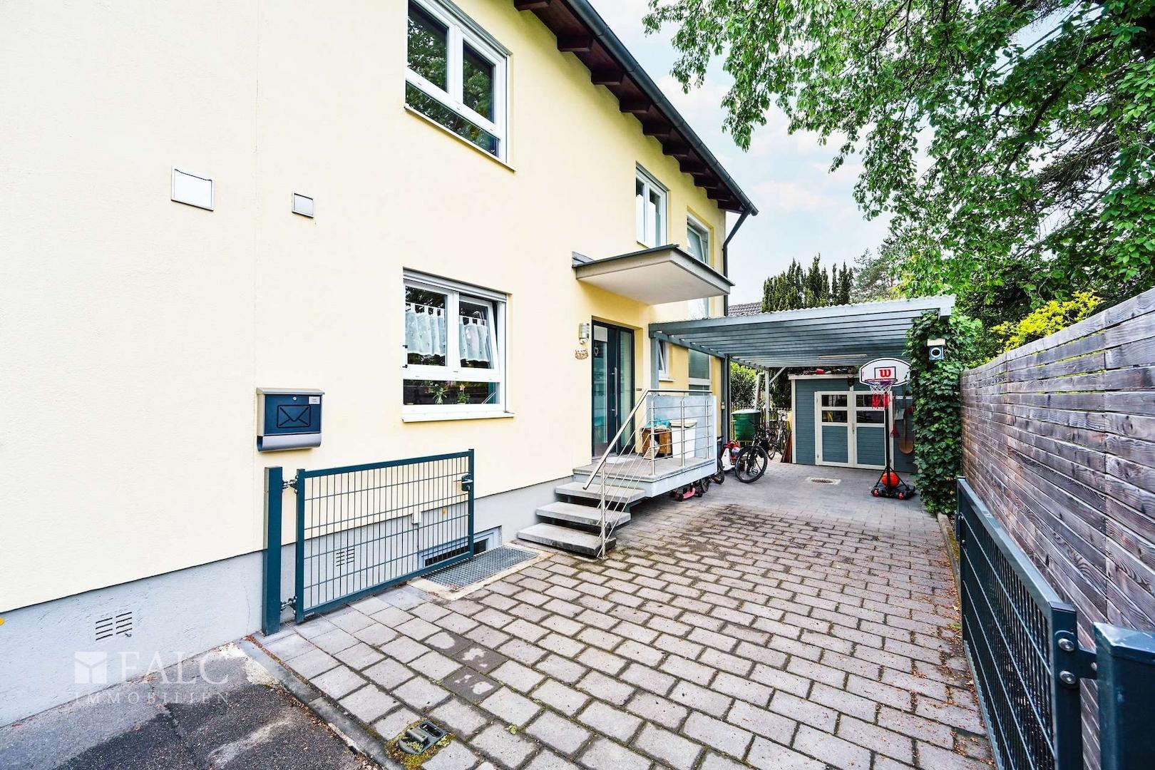 Gebäude mit Carport