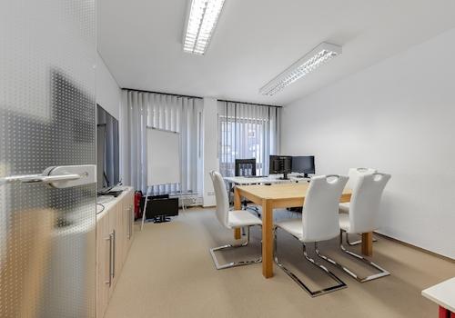 heller Büroraum