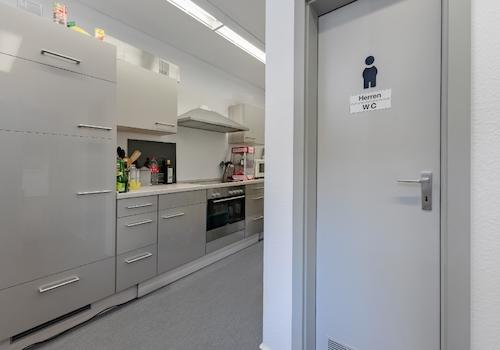 Aufenthaltsraum mit Küche und WC-Anlagen