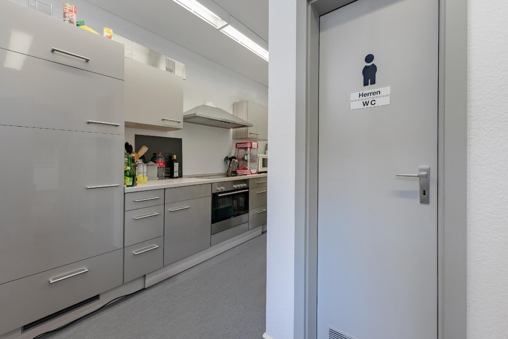 Aufenthaltsraum mit Küche und WC-Anlagen