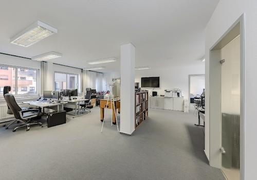 Büro und Empfang mit viel Tageslicht