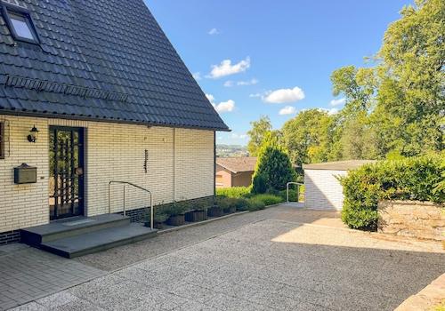 große Terrasse mit Garten