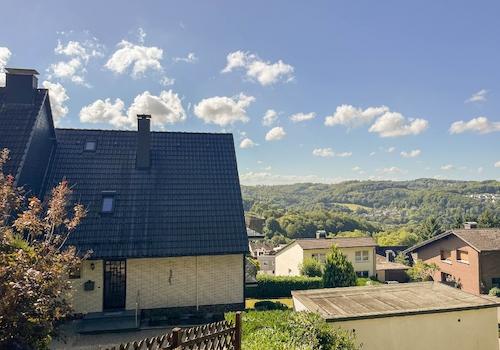 große Terrasse mit Garten