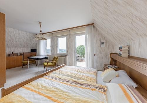 großes Schlafzimmer mit Balkonzugang