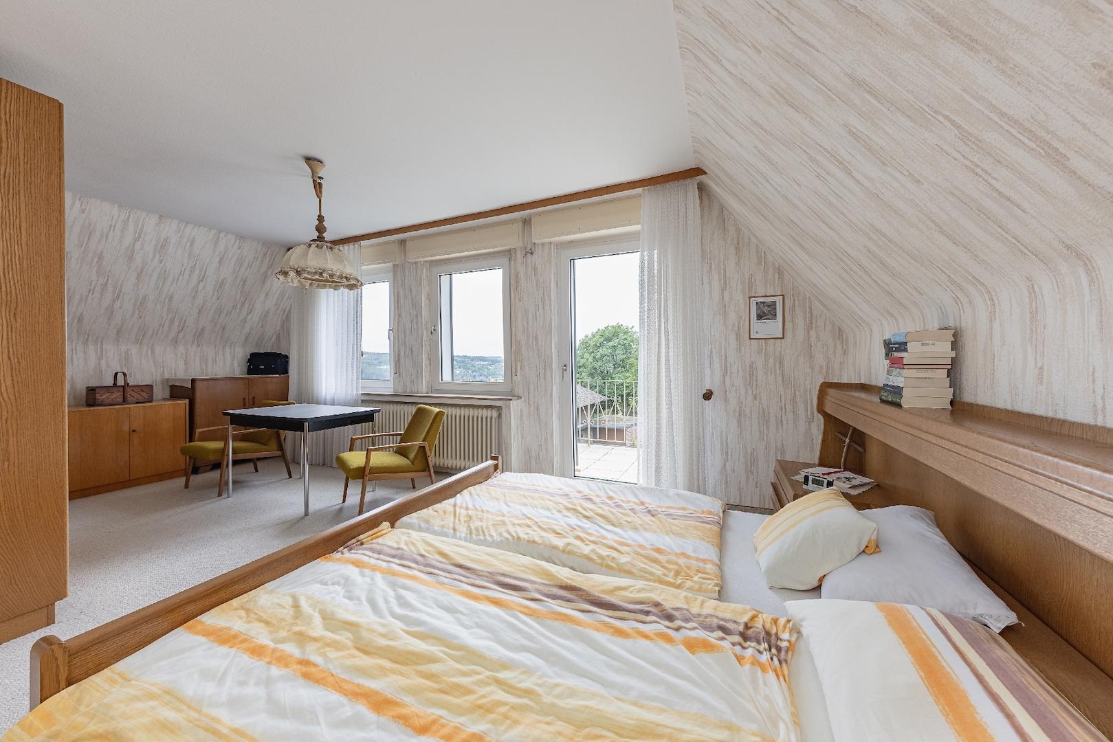 großes Schlafzimmer mit Balkonzugang