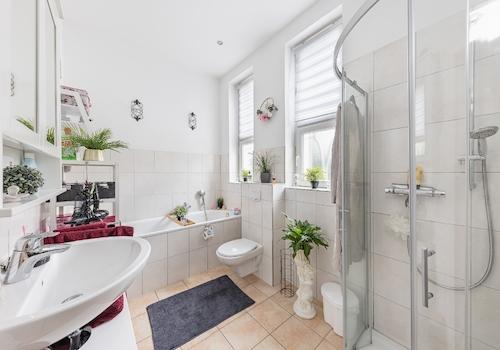 EG: modernes Tageslichtbad