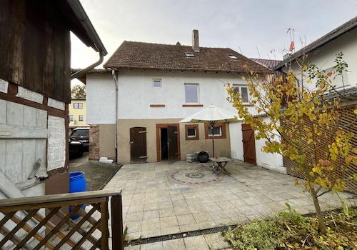 Haus Rückseite mit Hof...