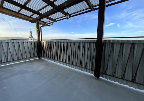 Großer überdachter Balkon