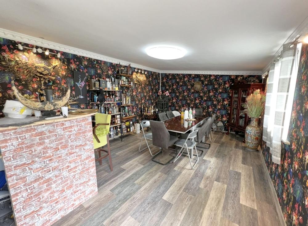 Die Bar im Anbau