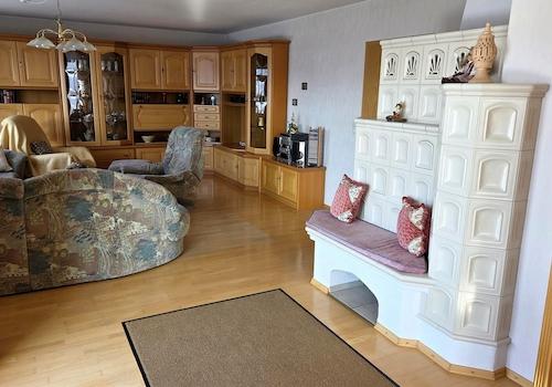 Wohnzimmer mit Kachelofen EG