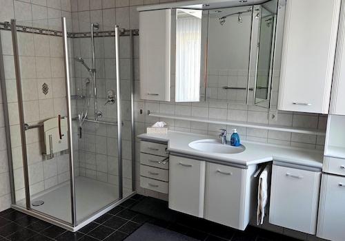 Bad mit ebenerdiger DU im OG