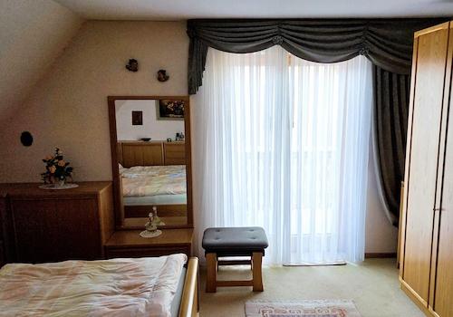 Eltern mit Balkonzugang im OG