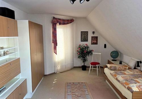 Kind II mit Balkonzugang im OG