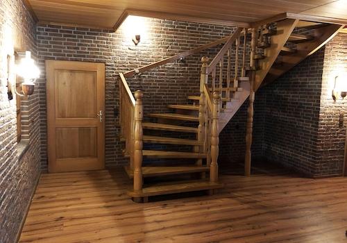 Flur EG Treppe ins OG