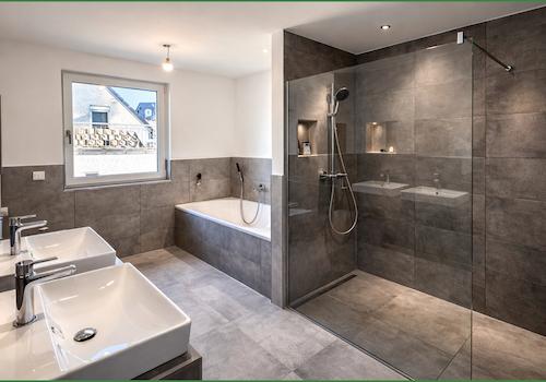 Badezimmer mit Badewanne und Dusche