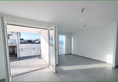 Blick auf die Loggia, rechts Küchenbereich