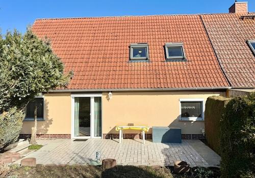 Hausansicht mit Terrasse