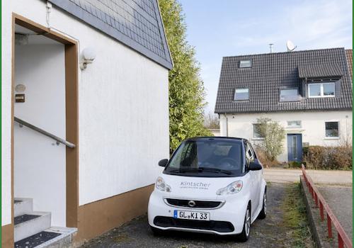 Einfahrt neben dem Eingang