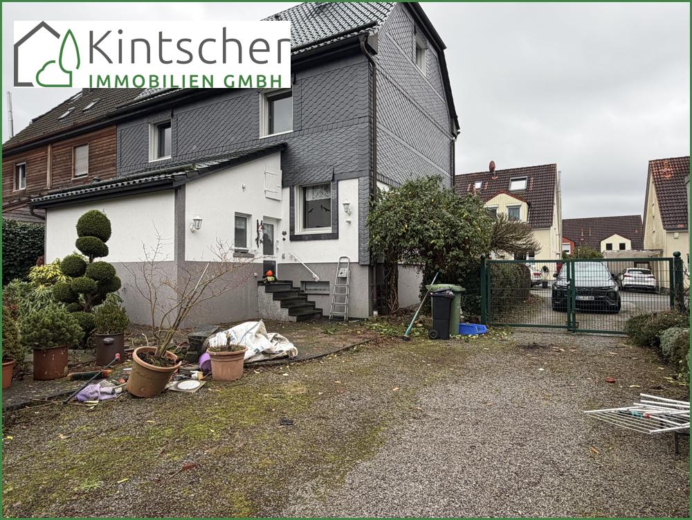 Parkfläche vor der Garage/hinter dem Haus