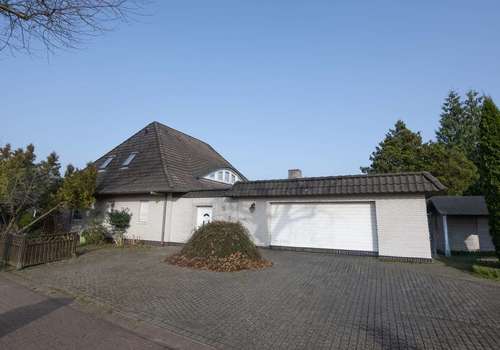 Westansicht m. Garage