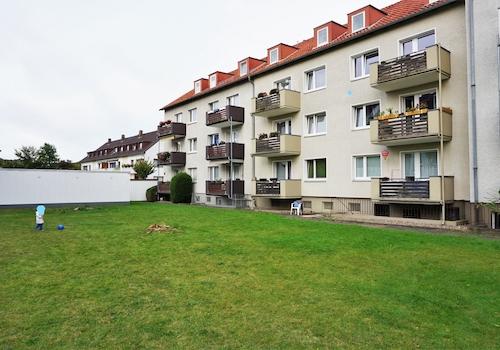 Hausansicht mit Garten