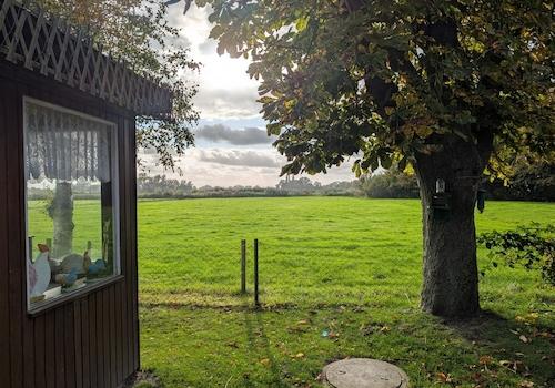 Blick über Wiesen und Felder vom Gartenhaus aus