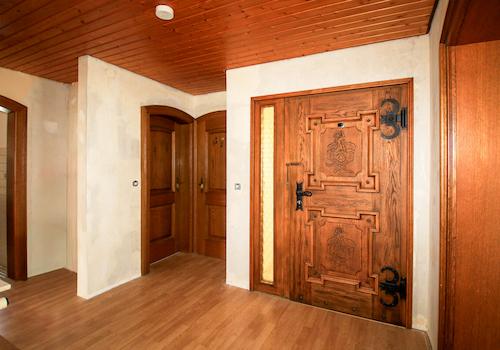 Haustür mit Flurbereich