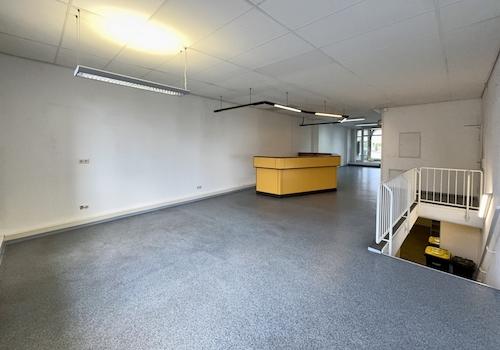 Raum 1 Obergeschoss - Blick Abgang u. Theke