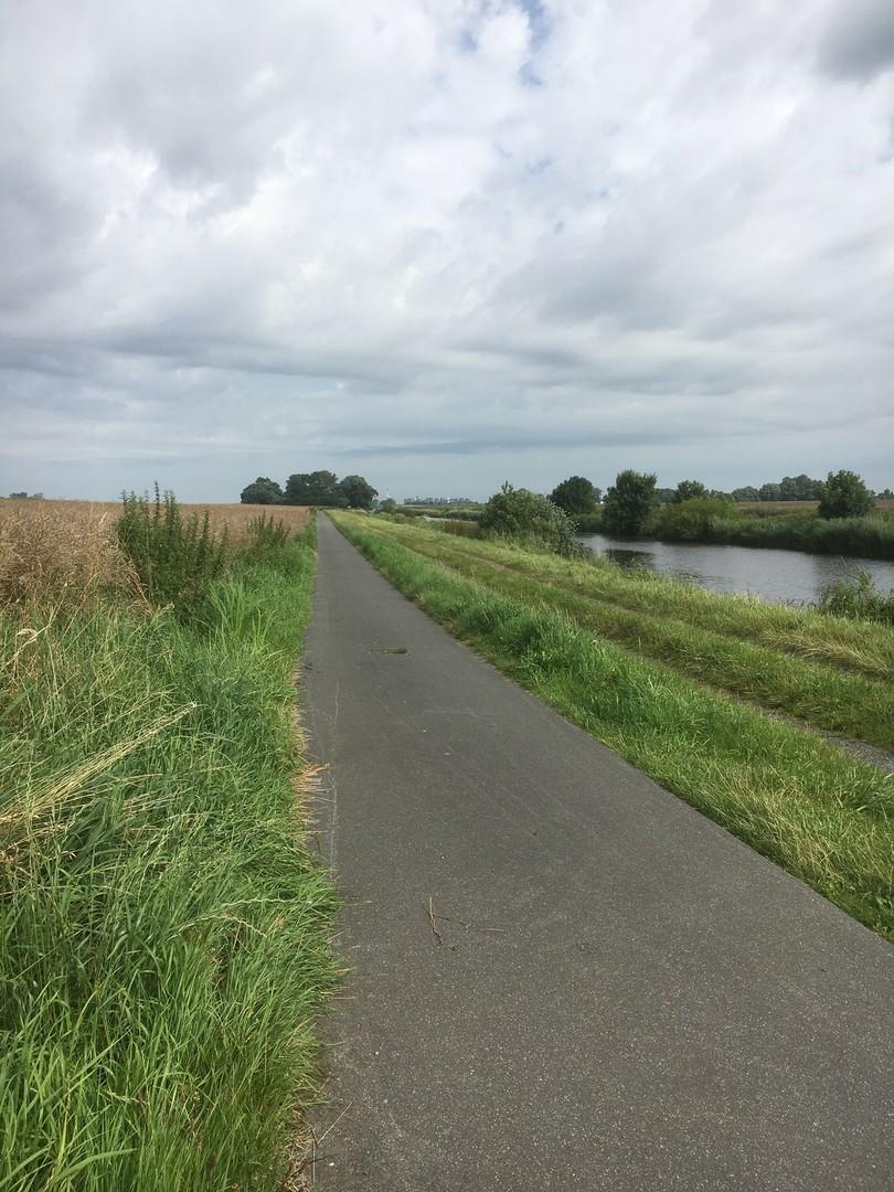 Straße und Kanal