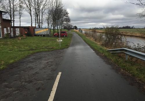 Haus und Straße und Kanal