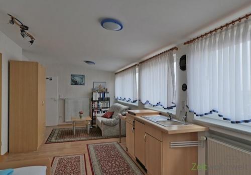 Blick zu Kleiderschrank und Sofa