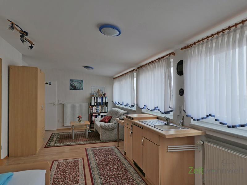 Blick zu Kleiderschrank und Sofa