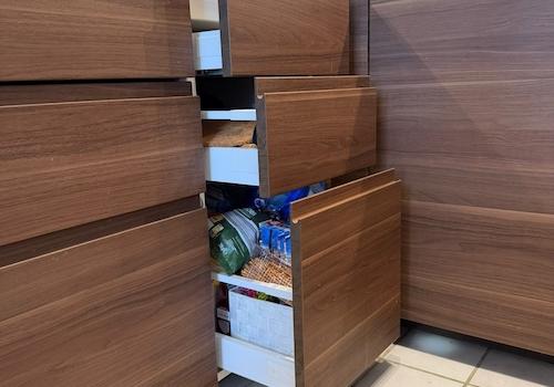 Einbauküche Detailaufnahme mit Auszügen