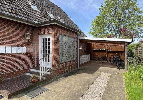 Auffahrt mit Carport