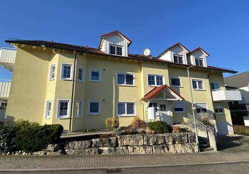 Gebäudevorderseite mit Außenstellplatz