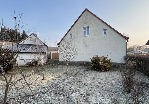 Garten mit Wohngebäude