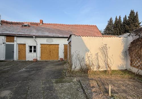 Nebengelass mit Garage