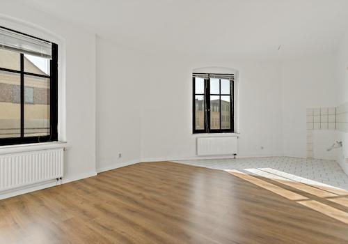 Wohnzimmer mit offener Küche