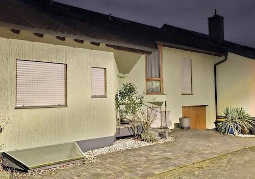 Hausfront mit Stellplätzen