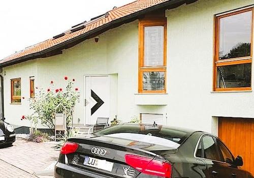 Hausfront helle Fensterrahmen