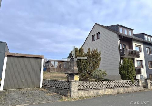 Garage und Grundstück
