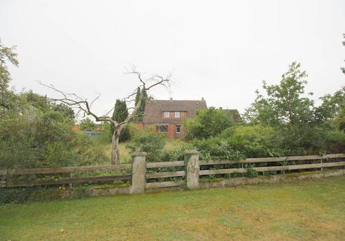 Straßenansicht Baugrundstück mit rd. 900 m² Größe