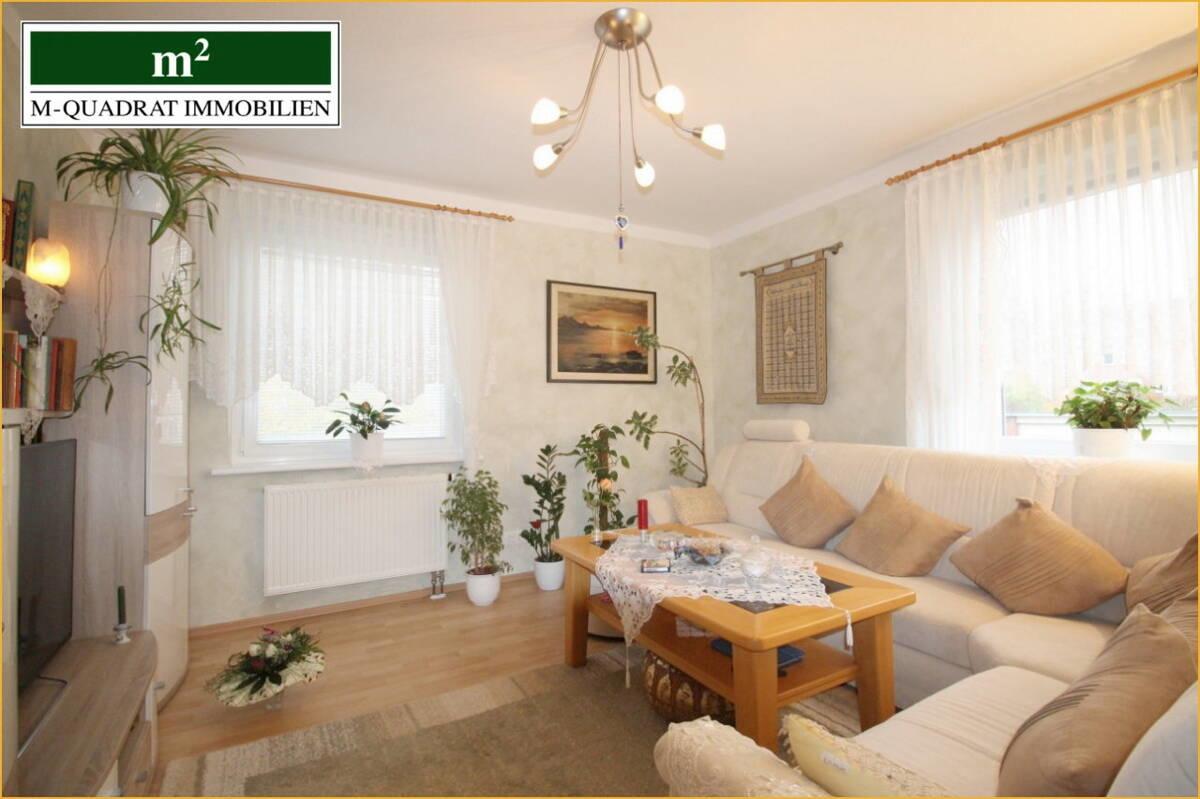 Wohnzimmer mit zwei großen Sonnenfenstern