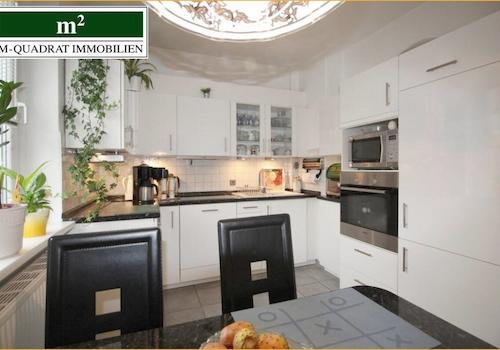 Moderne Einbauküche mit Essbereich