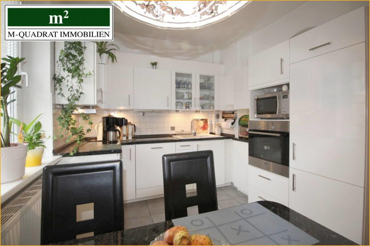 Moderne Einbauküche mit Essbereich