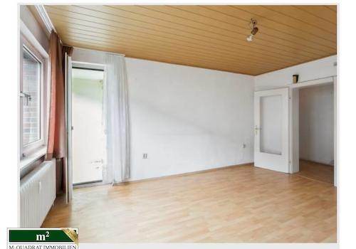 Wohnzimmer mit Zugang zum Balkon